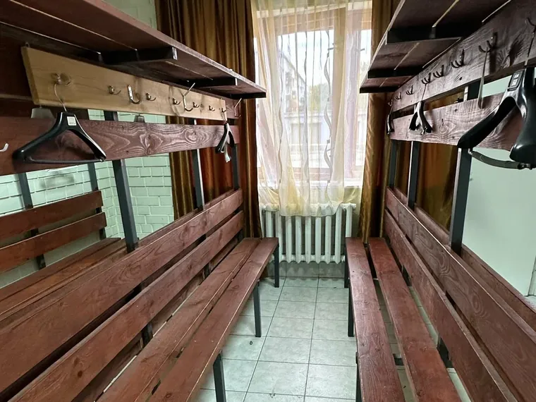 Скамьи и вешалки — футбольная школа ГОООЛ, Тюмень